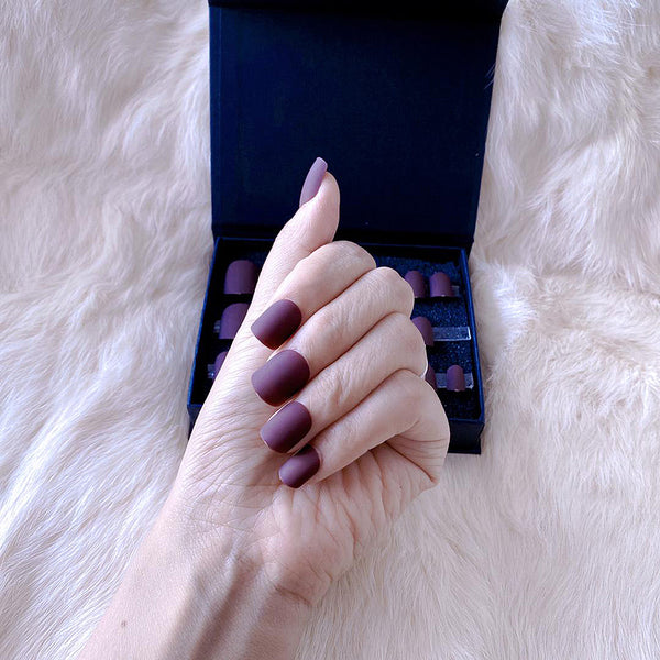 faux-ongles courts naturels press-on nails réutilisables sans colle violets mats